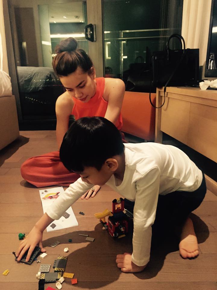 Hồ Ngọc Hà đưa con trai đi diễn ở Đà Nẵng: 'Vừa đến hotel là đã bị bắt đấu trí Lego với anh ấy rùi'