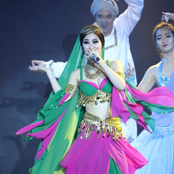 “Công chúa Ấn Độ” Đông Nhi sexy đến nghẹt thở  trên sân khấu.
