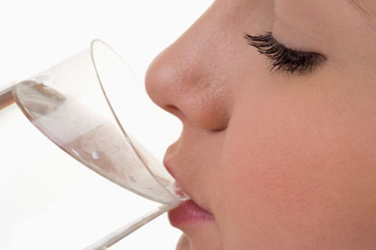 Nước muối ấm được dùng để điều trị rối loạn dạ dày. Trộn một hoặc hai muỗng cà phê muối trong nước ấm rồi khuấy đều. Uống dung dịch này để giảm đau dạ dày và đau bụng.