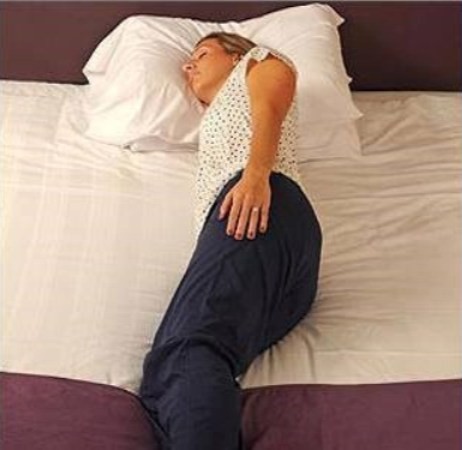 Ngủ nghiêng và hai tay đặt dọc cơ thể: cột sống được trợ giúp nhiều nhất trong tư thế cong tự nhiên. Tư thế này chắc chắn giúp giảm đau lưng, đau cơ và giảm cả chứng ngưng thở khi ngủ.