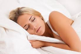 Tư thế ngủ ôm gối: Người ngủ nghiêng hai bên có thể đặt một cái gối giữa hai đầu gối. Những người ngủ bụng có thể đặt một chiếc gối dưới phần hông để trợ giúp các khớp và cho phép thư giãn cơ thể hoàn toàn.