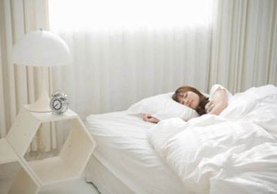 Ngủ nghiêng bên phải có thể làm chứng ợ nóng tồi tệ thêm. Trong khi ngủ nghiêng bên trái lại khiến căng thẳng cho các cơ quan nội tạng như gan, phổi, dạ dạy trong khi nó cũng làm giảm tối đa chứng trào ngược axit.