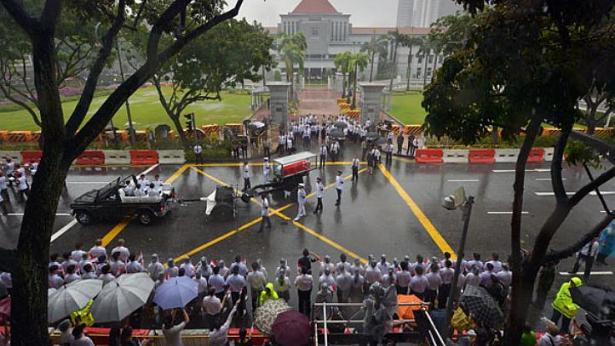 Từ 12h30 hôm nay 29/3 (giờ địa phương), lễ tang tiễn đưa cố Thủ tướng Singapore Lý Quang Diệu bắt đầu. Lễ tang đã và đang diễn ra giản dị mà tràn đầy cảm xúc.