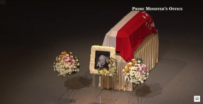 16h39, lễ tang cố Thủ tướng Lý Quang Diệu kết thúc. Ban tổ chức lễ tang thông báo linh cữu của cố thủ tướng Lý Quang Diệu sẽ được lưu giữ đến ngày 30-3 và sẽ được hỏa táng trong buổi tang lễ của gia đình.