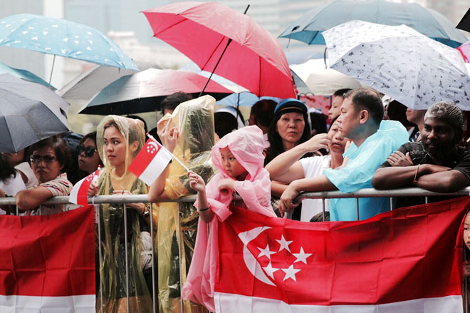 Hàng ngàn người dân trên đường chờ đợi tiễn biệt ông dưới trời mưa tầm tã, hô to nhiều lần 'Lý Quang Diệu'.