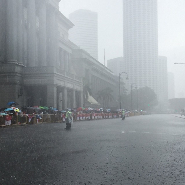 Mặc dù mưa phùn, người dân vẫn kiên nhẫn đứng chờ trên các con phố thuộc hành trình mà lễ rước sẽ đi qua, để nói lời từ biệt với cố Thủ tướng.