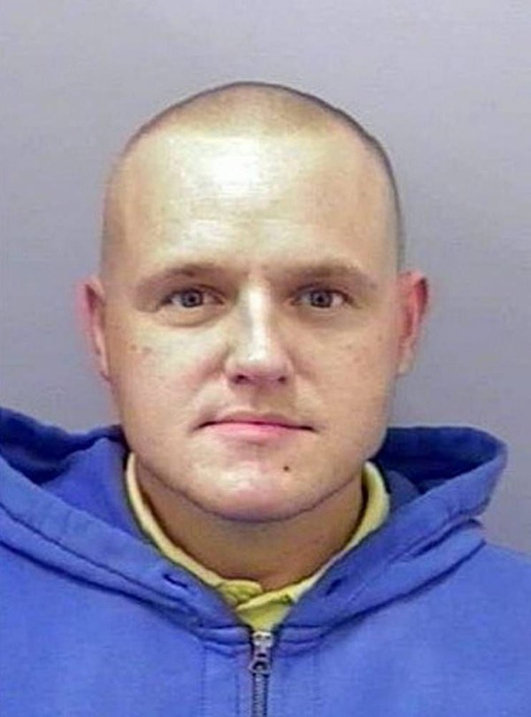 Jason Crocker, 36 tuổi, đến từ Plymouth, Anh bị bắt giam vào năm 2013 vì tội buôn bán ma túy. Jason bị xử mức án tù 5 năm, tuy nhiên, dường như mức án không làm cho y cảm thấy sợ hãi hay có ý quy phục.