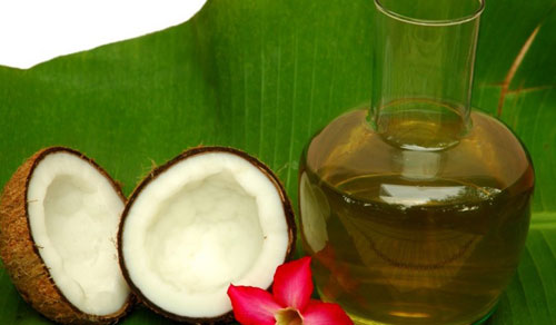 Dầu dừa được coi là loại kem dưỡng ẩm tự nhiên, hiệu quả và kinh tế nhất. Bạn có thể dùng dầu dừa để dưỡng ẩm toàn thân bất kể khi nào bạn cảm thấy khó chịu với làn da của mình.