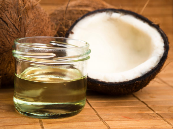 Làm dầu ủ tóc - dầu dừa giúp giữ ẩm cho tóc và bạn có thể sử dụng dầu dừa giống như kem ủ tóc an toàn và tự nhiên. Cách dùng tương tự như dùng các loại dầu xả tóc thông thường.