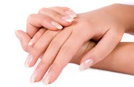 Móng tay cũng yêu cầu có đủ lượng canxi để mọc khỏe và không bị giòn. Móng tay yếu và dễ gãy cũng là biểu hiện của sự thiếu canxi trong cơ thể.