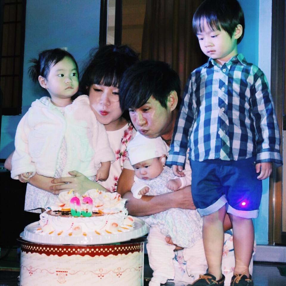 Dù rất bận rộn nhưng Lý Hải vẫn dành thời gian cùng 3 con và bạn bè tổ chức sinh nhật cho vợ.
