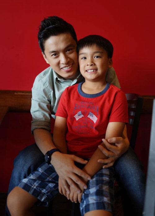 'Anh Hai' Lam Trường hạnh phúc ôm lấy con trai khi đưa cậu nhóc đi ăn món pizza mà bé thích.