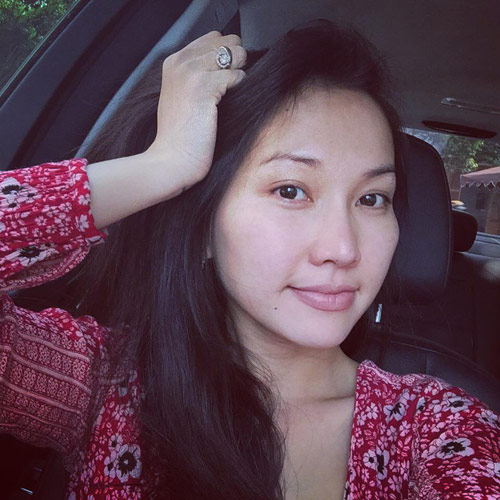 Bà bầu Kim Hiền selfie khoe mặt mộc: 'Hu hu, hình như mặt mình bị sưng nhẹ'.