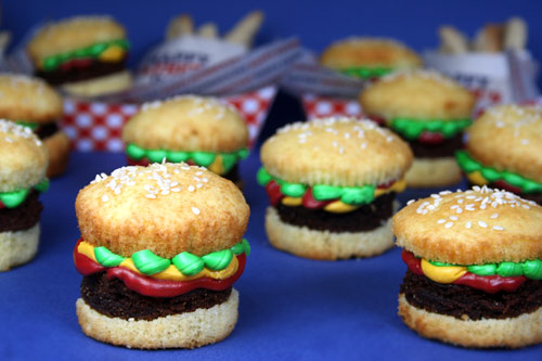 Những chiếc bánh cupcake nụ cười bỗng nhiên cũng hóa thành những chiếc hamburger vào ngày nói dối.