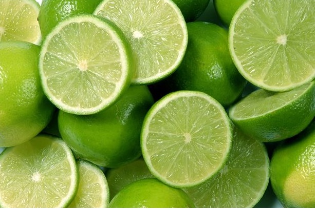 Chanh là những quả rất giàu vitamin C, có tác dụng bảo vệ da ngang ngửa với trái dâu.