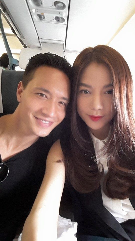 Trương Ngọc Ánh và Kim Lý tình tứ trên máy bay khi sang Singapore tham dự sự kiện ra mắt Samsung Galaxy S6.