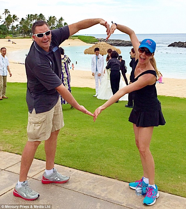 Cặp vợ chồng Brandi và Randy Russell sống ở Hawaii (Mỹ) có một sở thích rất đặc biệt, đó là “chen ngang” vào nhiều bổ ảnh cưới của các cặp đôi.