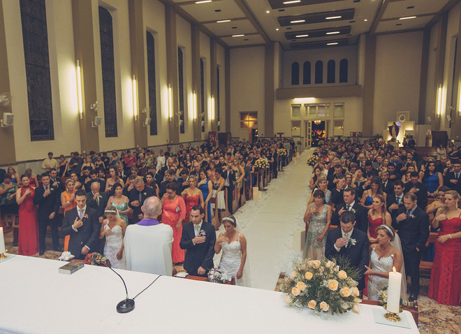 Lễ cưới của họ được tổ chức tại nhà thờ Nossa Senhora Aparecida, nhiều vị khách tới chúc mừng cho hạnh phúc của các cặp đôi.