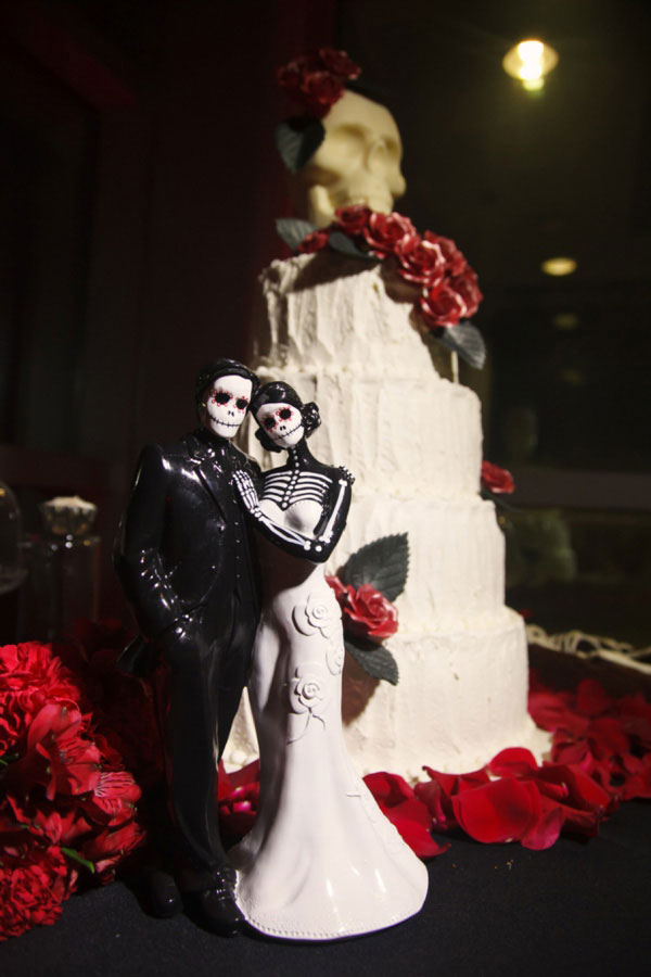 Chiếc bánh cưới dành cho cặp đôi tổ chức hôn lễ vào ngày halloween.