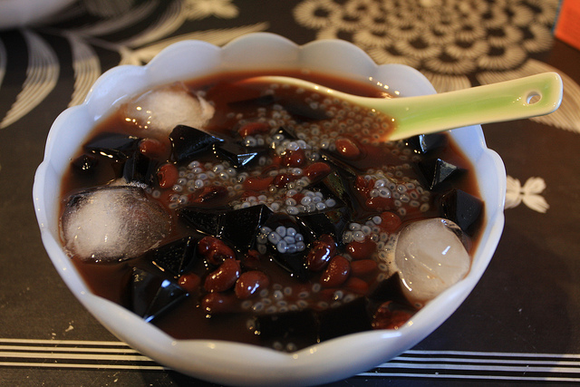 Về sau, món chè này có nhiều biến tấu mà phổ biến nhất là ăn cùng trân châu và thạch đen