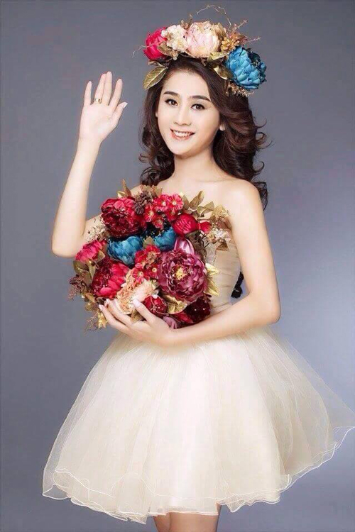 Lâm Chi Khanh đăng tải hình ảnh chào kiểu hoa hậu và mong ước giành vương miện: 'Princess sẽ cố gắng đem giải cao nhất về cho các Fan yêu dấu nhé ...'.