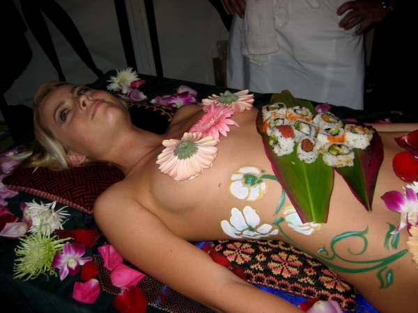 Người ta bày sushi trên cơ thể theo nhiều cách khác nhau. Các bộ phận nhạy cảm trên cơ thể sẽ được che bằng cánh hoa hoặc lá cây.