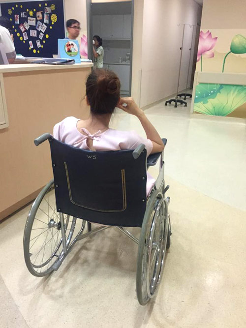 Kiện tướng dancesport Khánh Thi chú thích về bức ảnh mình ngồi xe lăn tại bệnh viện: 'Được ra khỏi phòng thấy như được tự do'.