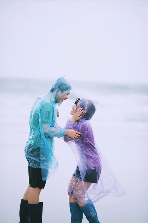 Bộ ảnh cưới “Ăn chơi sợ gì mưa rơi” được cặp Thạch và Mai thực hiện tại đảo Minh Châu, Quảng Ninh.