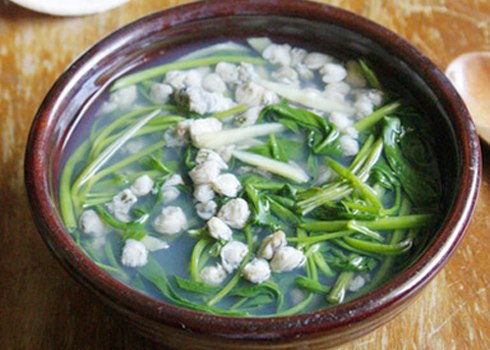 Canh hến nấu rau muống là món ăn phổ biến trong những ngày hè vì tính mát lành của nó mang lại.