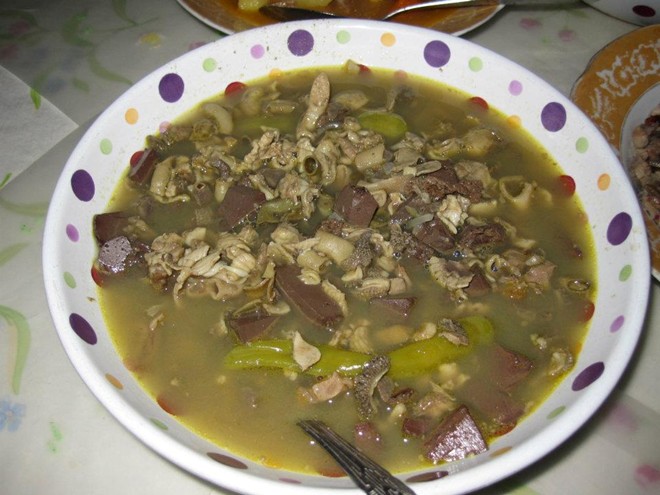 Papaitan: Món này được làm từ lòng và thịt vụn của dê hoặc bò, hầm với mật của chúng để tạo vị đắng. Món Papaitan có màu ám xanh và được cho thêm các gia vị như hành, tỏi và hạt tiêu.