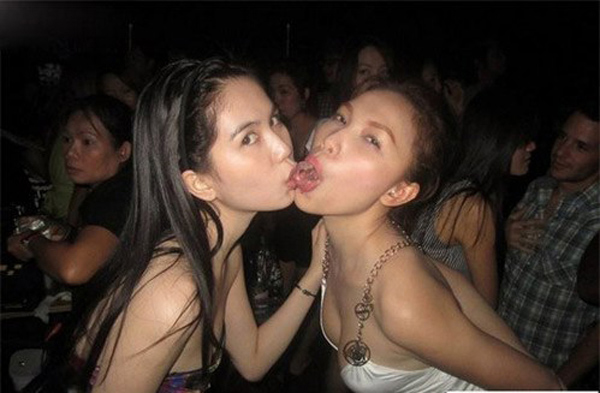 Những nụ hôn đồng giới gây sốc nhất của người đẹp Việt