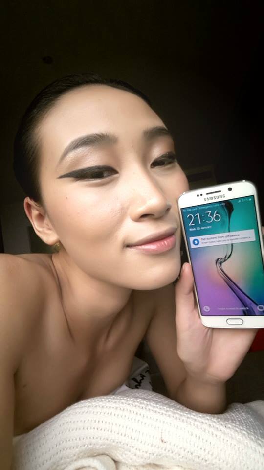 Trang Khiếu thích thú khi được một trong những người đầu tiên sở hữu Samsung Galaxy S6.