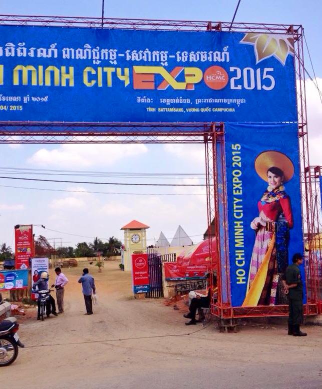 Hoa hậu Diễm Hương thấy bất ngờ khi hình của mình in trong cổng của một hội chợ tạn Campuchia:'Nhờ 1 bạn dễ thương , Cá vừa bất ngờ khi thấy hình mình in to bằng cổng chào ở 1 sự kiện giao lưu văn hóa ở Cambodia'.