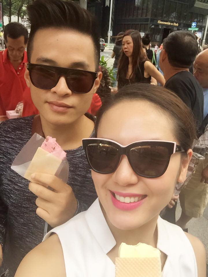 Ca sĩ Phương Linh rạng rỡ đi chơi cùng Hà Anh Tuấn ở Singapore: 'Không đi thảm đỏ nữa, mỏi chân rồi, ăn kem cho bớt khô cổ'.