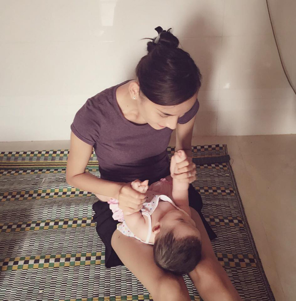 Người mẫu Lê Thúy vui vẻ cưng nựng một em bé và tự nhủ: 'Tập dần là vừa'.