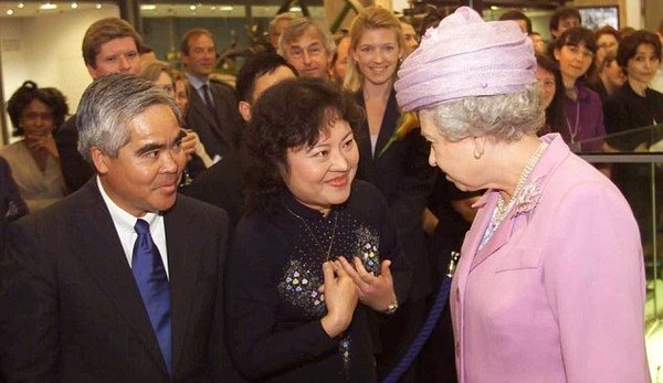 Phan Thị Kim Phúc và phóng viên Nick Ut diện kiến Nữ hoàng Anh Elizabeth II tại London năm 2000. Gặp Kim Phúc, Nữ hoàng Anh thăm hỏi: 'Có phải cô đấy không?'.