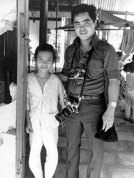 Năm 1973, nhiếp ảnh gia Nick Ut đã quay lại Trảng Bàng, Tây Ninh để gặp Kim Phúc và chụp ảnh cùng cô bé.