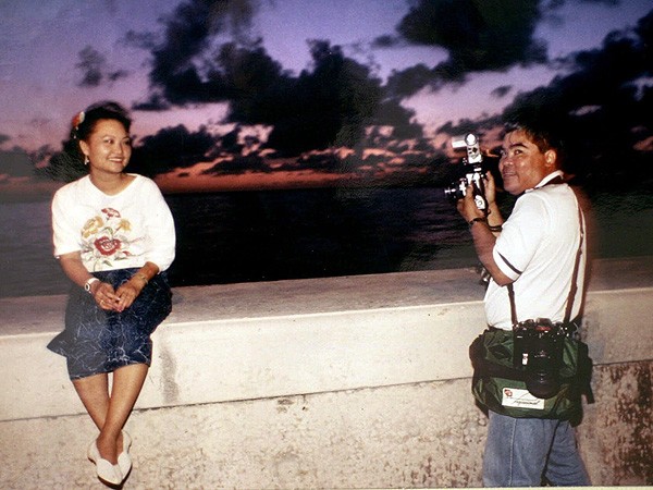 Nick Ut chụp ảnh kỉ niệm cùng Kim Phúc khi ghé thăm 'Em bé Napalm' tại Cuba năm 1989.