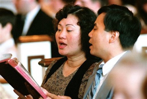 Năm 1992, trong chuyến nghỉ trăng mật ở Moscow, Nga sau khi kết hôn, vợ chồng Kim Phúc xin định cư tại Ajax, Ontario, Canada. Trong ảnh: Kim Phúc và chồng trong một lễ ở nhà thờ tại Canada năm 1992.