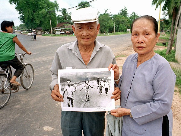 Cha mẹ của 'em bé Napalm', ông Phan Thanh Tung và bà Du Ngoc Nu đang cầm bức ảnh của con gái vào năm 1997.