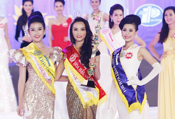 Nguyễn Cao Kỳ Duyên, Nguyễn Trần Huyền My và Nguyễn Lâm Diễm Trang trong khoảnh khắc đăng quang Hoa hậu Việt Nam 2014.