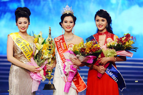 Đặng Thu Thảo cùng Vũ Hoàng Anh và Dương Tú Anh đăng quang Top 3 Hoa hậu Việt Nam 2012.