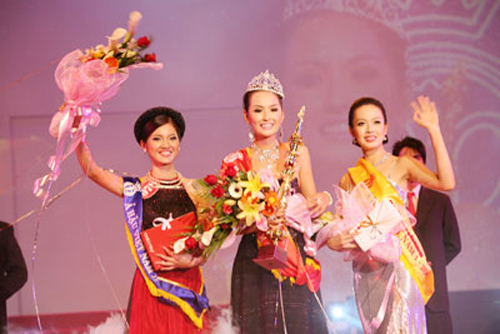 Mai Phương Thúy đăng quang Hoa hậu Việt Nam 2006 cùng hai Á hậu là Lưu Bảo Anh và Lương Thị Ngọc Lan.