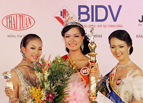 Thùy Dung đăng quang Top 3 Hoa hậu Việt Nam 2008 cùng Phan Hoàng Minh Thư và Nguyễn Thụy Vân.