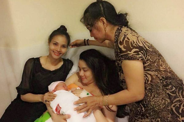 Một người thân của Trang Nhung chia sẻ hình ảnh nữ diễn viên hạnh phúc ôm con gái mới sinh. Người đẹp Scandal vừa lâm bồn tại một bệnh viện ở TP HCM.