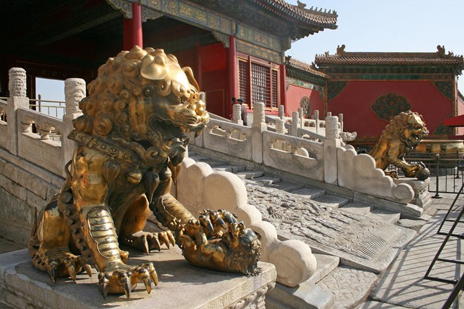 Hai tượng sư tử đồng đặt trên bệ đá ở cửa nội đình gồm một con đực và một con cái. Con đực giữ một quả bóng dưới chân, tượng trưng cho quyền lực. Con cái giữ một con sư tử con, tượng trưng cho sự sống.