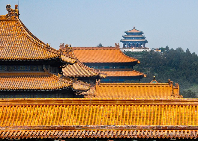 Đa số mái của các cung điện đều lợp ngói lưu ly màu vàng, màu tượng trưng cho triều đình Trung Quốc. Màu vàng trong thuyết ngũ hành là thổ, gốc của vạn vật, cho nên xưa nay màu vàng được giới thống trị xem là màu tôn quý nhất.
