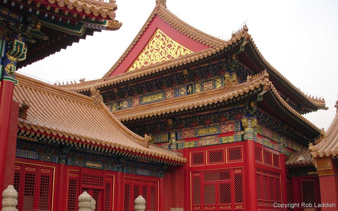 Tường cung điện được sơn màu đỏ tươi, tượng trưng cho sự trang nghiêm, hạnh phúc, may mắn. Thời xưa, trừ hoàng cung ra, chỉ có phủ thân vương và những đền miếu quan trọng mới được dùng màu đỏ.