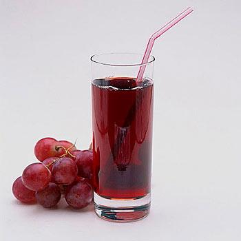 Nước ép Nho đỏ có khả năng chống lão hóa tuyệt hảo; chứa những flavonoid tương tự như trong rượu vang đỏ, giúp mở rộng mạch máu và tăng cường lượng máu chảy đến bề mặt da. Chất quenetin trong nước nho đỏ có tác dụng ngăn ngừa sự kết tụ máu, phòng chống được bệnh tim mạch. Trong phòng thí nghiệm, chất resveratrol trong nước nho đỏ đã được chứng minh có những hoạt tính kháng ung thư.
