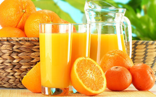 Một ly nước Cam tươi khoảng 160 ml sẽ cung cấp được 75 kcal và hơn 50% nhu cầu trong ngày về vitamin C cho phụ nữ. Loại flavonoid có trong nước Cam sẽ kết hợp với vitamin C, giúp tăng cường hệ miễn dịch và bảo vệ mao mạch.